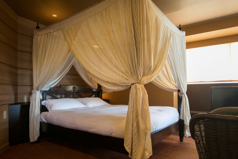 ≪コーナーリゾート≫ 天蓋ダブルベッドを備え付けたリゾート感溢れるお部屋です
