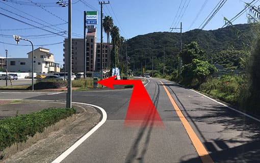 グループホテルの【ホテルニューアワジ】を通り過ぎて、しばらく道なりに進むと左手に【ファミリーマート】が見えます。ここを左折します。