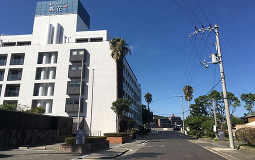 お疲れ様でございました。左手に海のホテル 島花が、向かいにはご宿泊者様が無料でご利用いただける駐車場（60台収容可能）をご用意しております。