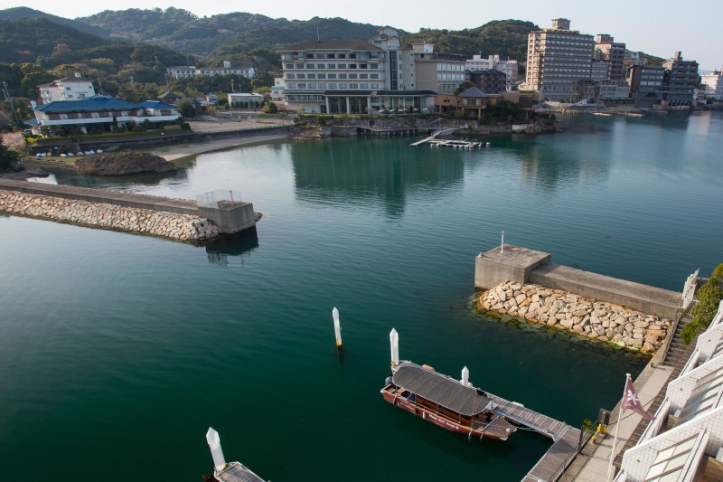 対岸の淡路夢泉景に行き来できる島花専用のグラスボート