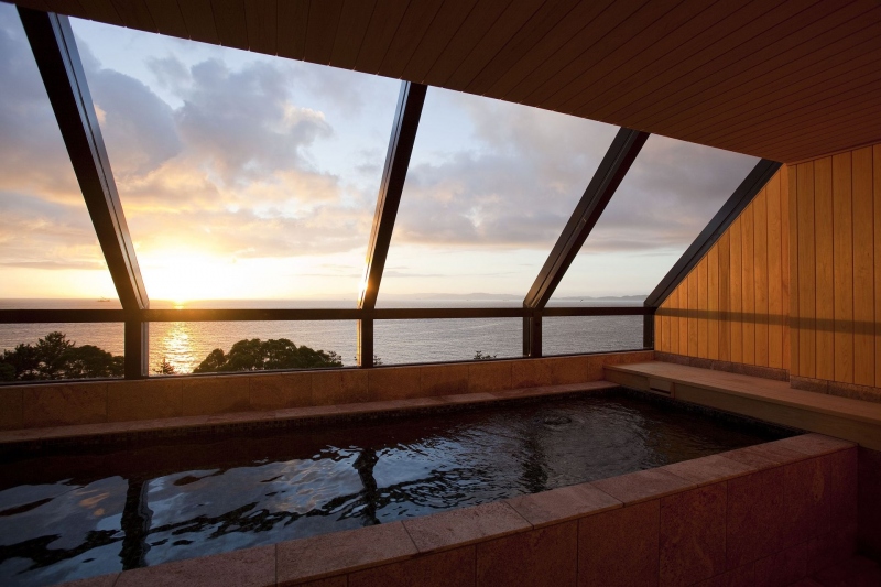 最上階にある展望浴室 霑(てん)では幻想的な朝陽を眺めながら名湯洲本温泉をお楽しみいただけます