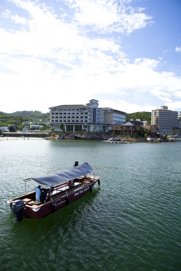 島花専用のグラスボートでグループホテルの湯めぐりが楽しめます