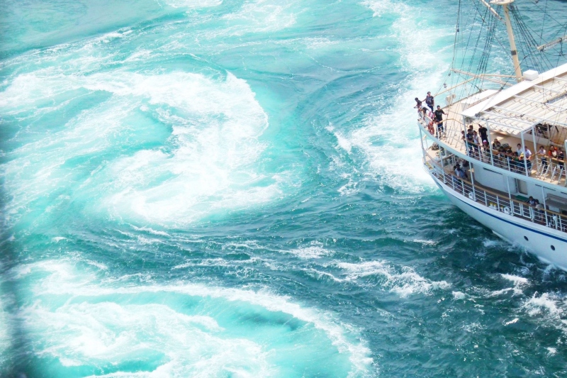 【鳴門の渦潮】世界三大潮流のひとつで、福良港から出航するクルーズが人気