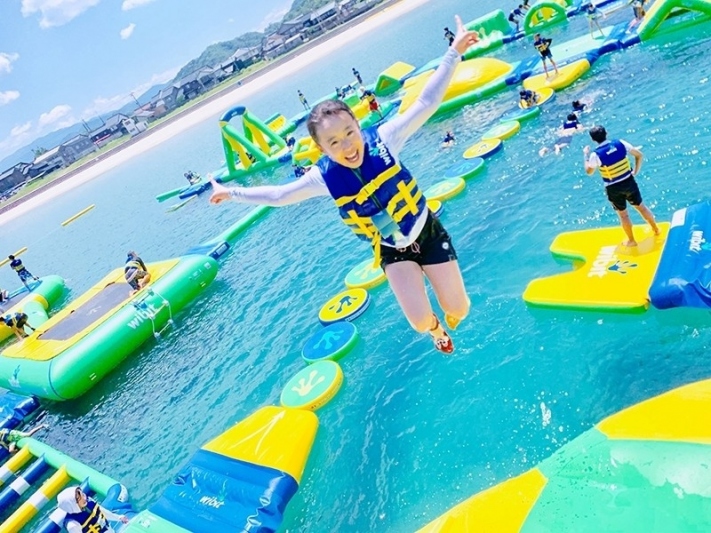 日本最大級の海上アスレチックが大浜海水浴場にオープン！7/12（金）〜9/1（日）