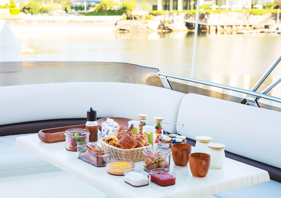 開放的なデッキで朝食を