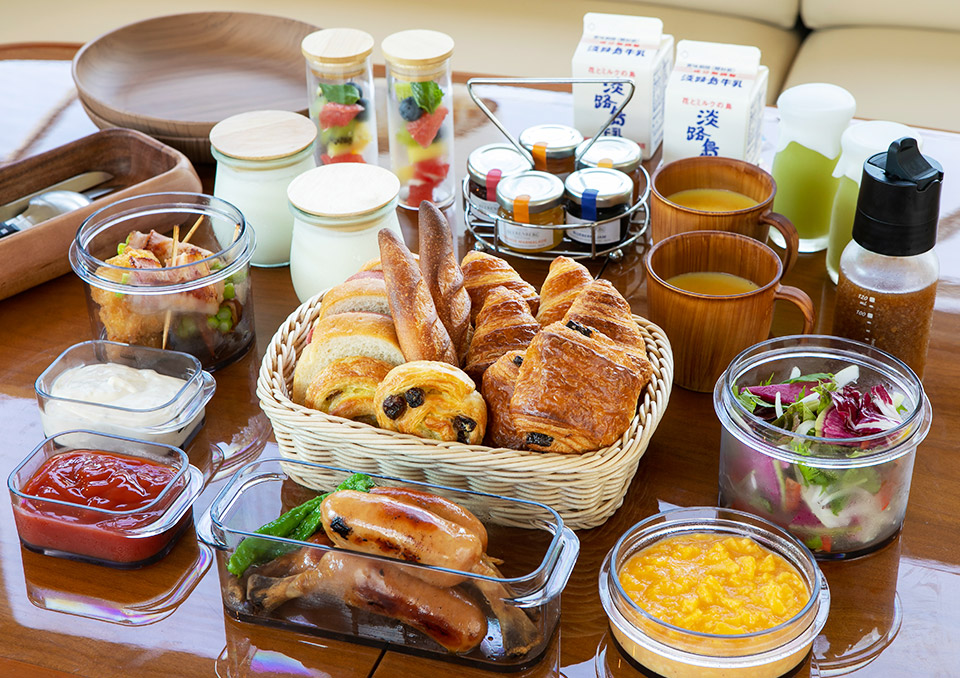 開放的なデッキで朝食を